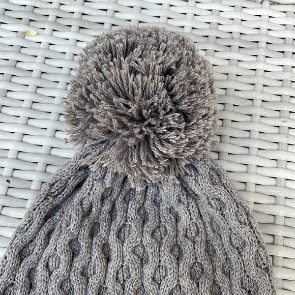 NWT- Calvin Klein Solid Grey Cable Knit Beanie Hat w/ Pom Pom- One Size - Picture 2 of 9